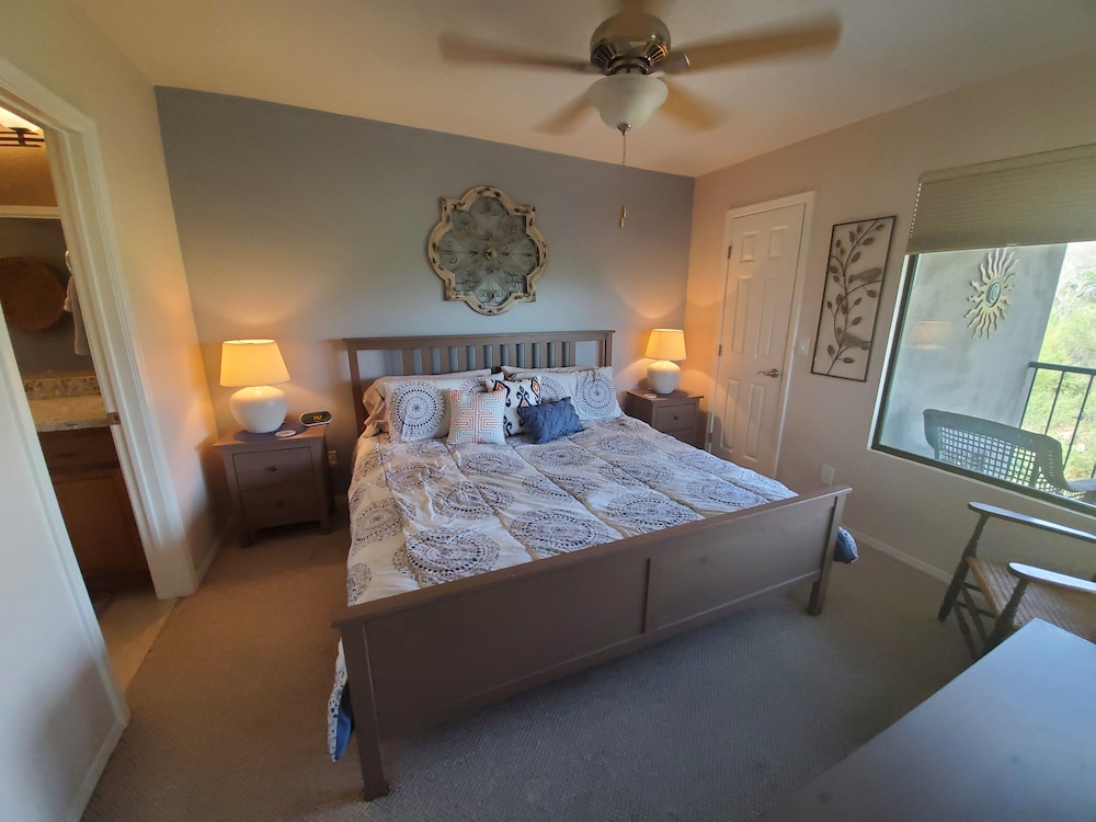 1 Bedrm/den With Fantastic Mountain Views-open Floor Plan- King Bed In Master - Tucson, AZ