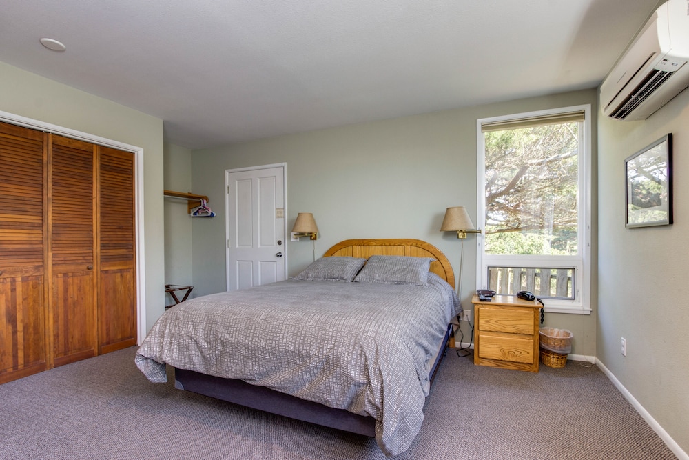 Dog-friendly, Oceanfront Home W/ Beach Access, Cozy Fireplace, And Large Deck - Bandon, OR