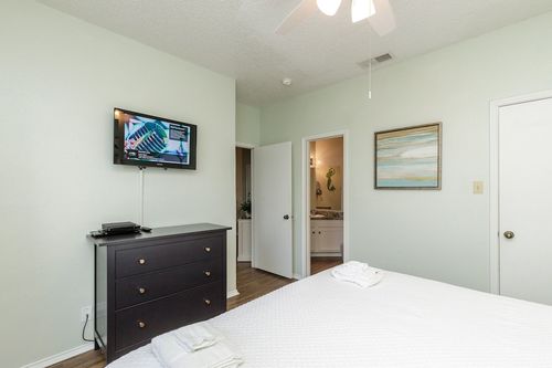 Spacious Coastal Escape W Stunning Balcony Views, Just Steps From The Beach - North Padre Island