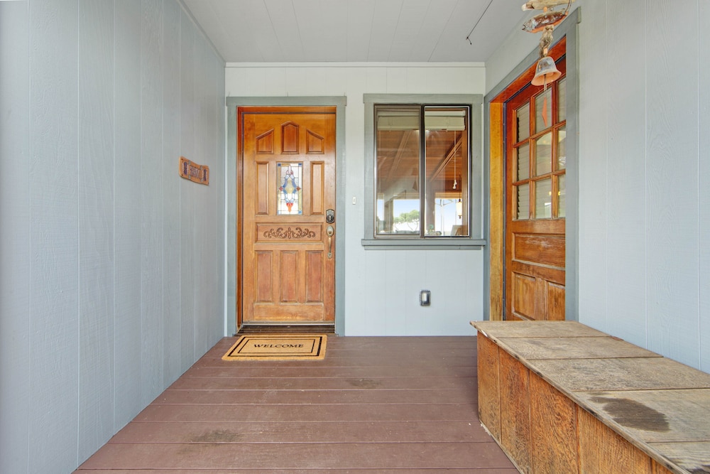 Oceanfront Home With Jetted Tub, Deck, & Wonderful Views - Walk To Beach - Mendocino, CA