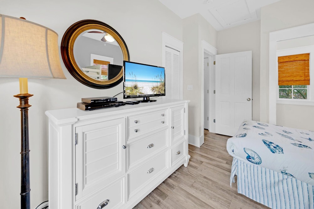 Blue Sky Bungalow by RealJoy Vacations - Seaside, FL