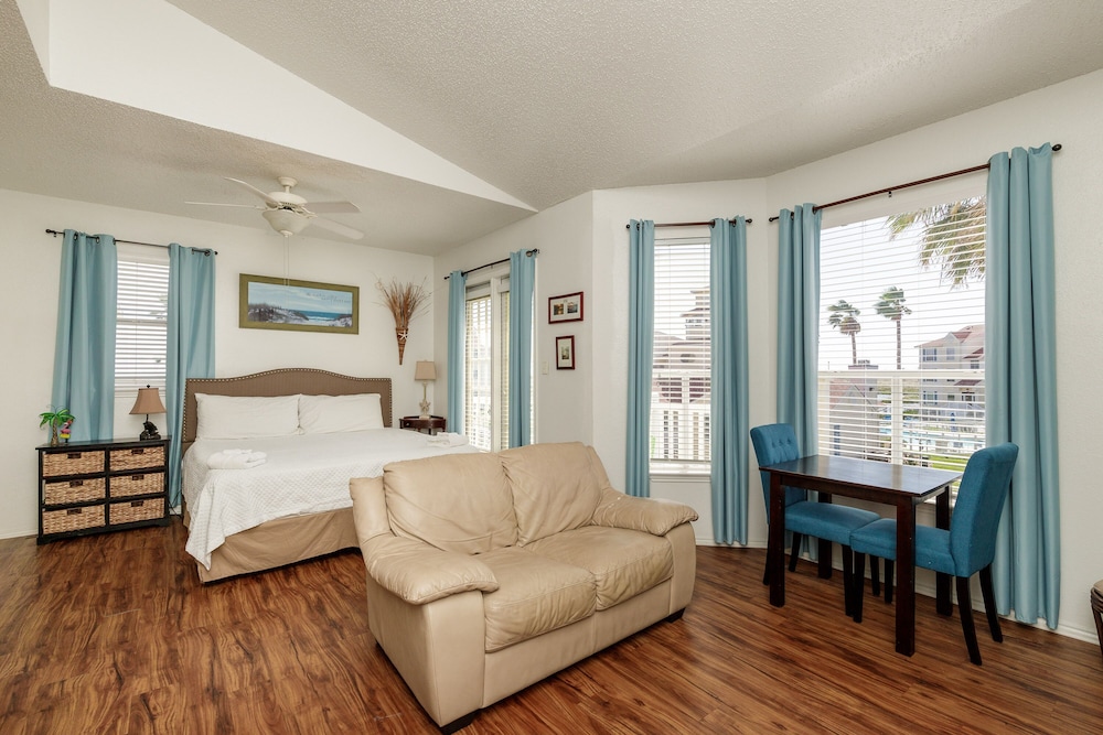 Private Patio W/ Reserved Parking & Beautiful Views Of Island! - North Padre Island, TX