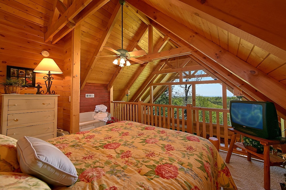 1 Bedroom Cabin Between Pigeon Forge And Gatlinburg With A Mountain View - Gatlinburg, TN