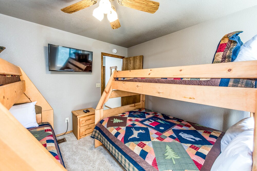 Welcoming Cabin With Wifi, Spacious Deck, & Outdoor Seating - Dog-friendly - Huntington Lake, CA