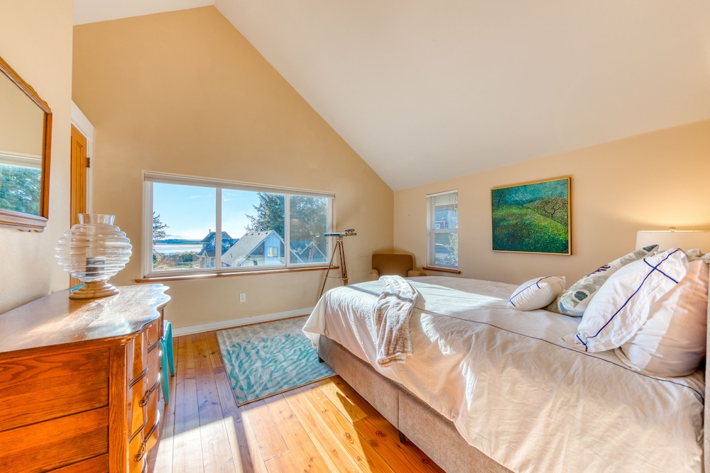 Spacious, Homey Dog-friendly House With Fireplace And Beach And Ocean Views - Cape Meares