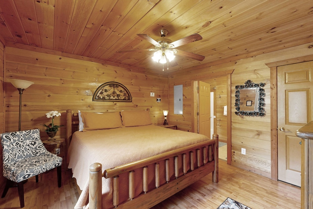 Dog-friendly, Two Story Cabin In Woods W/ Screened-in Deck, Hot Tub, Pool Table - Cleveland, GA