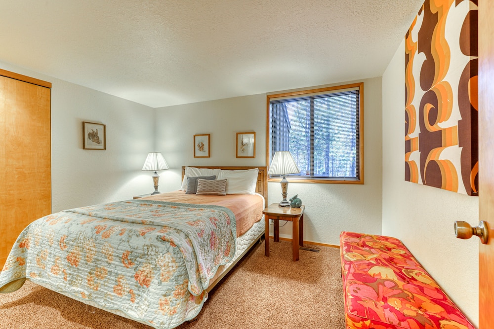 Perfectly Located Home With Decks, Bikes & Sharc Pass To Pools, Hot Tub & Tennis - Sunriver, OR