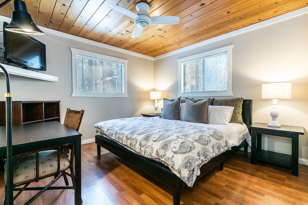 Hidden Willow At Tahoe Park - Cozy 2 Br Cabin, Walk To Dining, Near Skiing - Tahoe City, CA