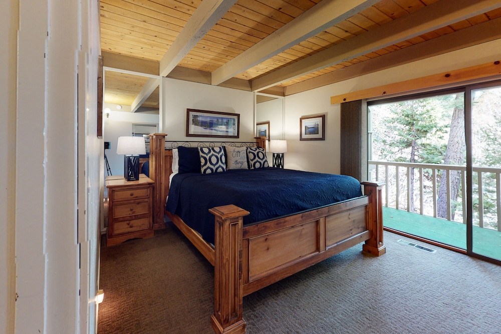 Home With Mountain Views, Shared Seasonal Pool, Free Wifi, & Washer/dryer - North Lake Tahoe, CA