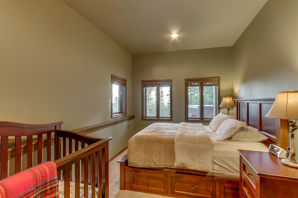 Luxurious Ski Lodge With Private Hot Tub - Perfect For Large Groups - Whitefish, MT