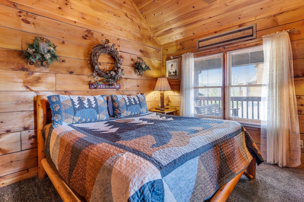 Quaint Dog-friendly Cabin With Private Hot Tub & Access To Seasonal Shared Pool - Great Smoky Mountains National Park