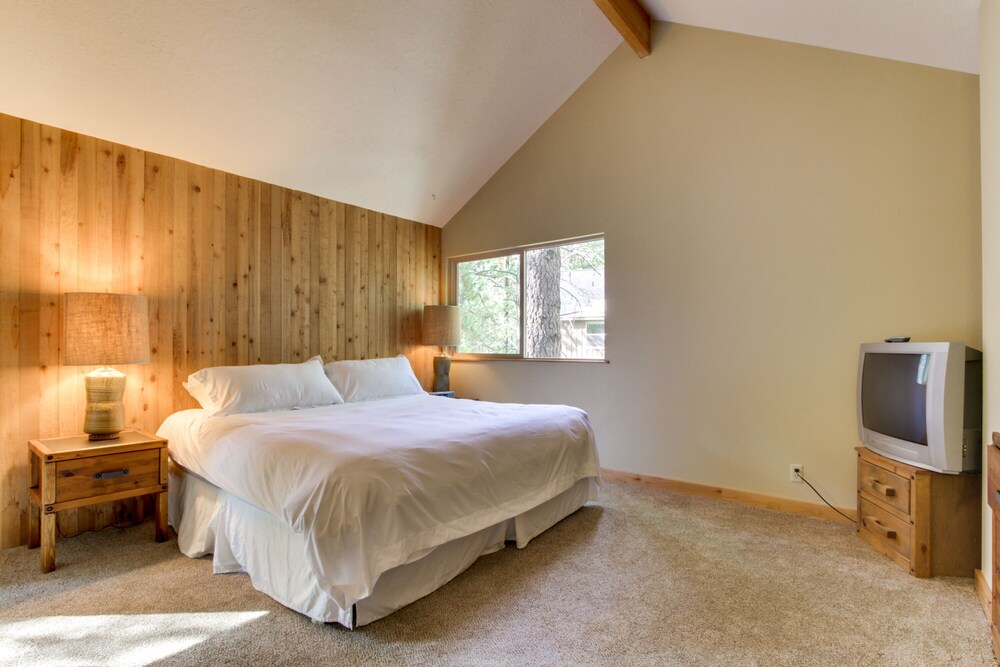 Renovated Cabin With Private Hot Tub & Sharc Access - Near Fort Rock Park - Sunriver, OR