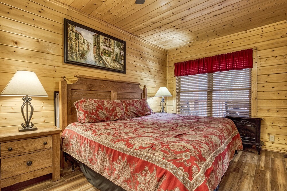 Pigeon Forge Resort Cabin With Pool Table, Foosball, Theater Room , Hot Tub! - Great Smoky Mountains National Park