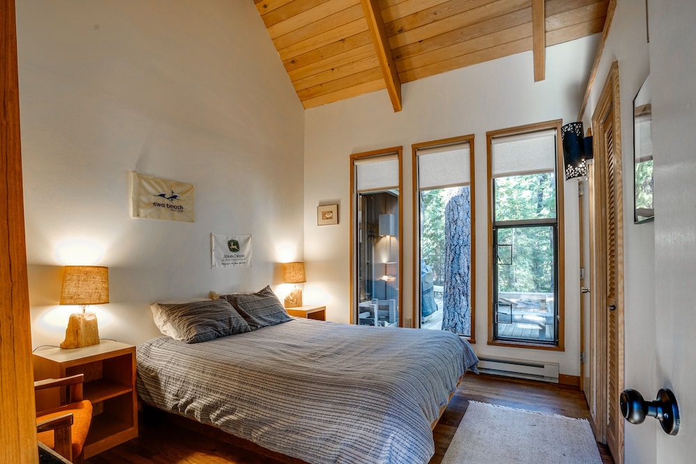 Dog-friendly Cabin With Deck, Mountain Views, Pools, & Hot Tubs - Oregon