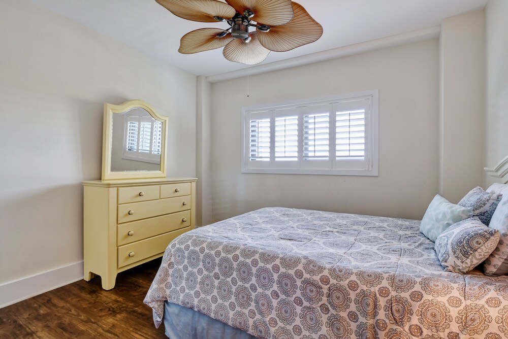 Dr 2304  Comfortable And Relaxing Oceanfront Condo With Easy Beach Access - Wilmington, NC