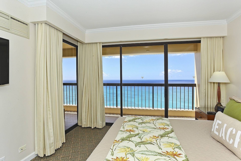 Sweeping Ocean Views! Gorgeously Renovated Luxury Suite! Free Parking & Pool! - Honolulu, HI