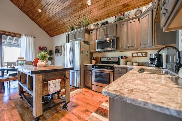 Modern Rustic 3 Br Cabin With Hot Tub! - Access To Heated Swimming Pool! - Deadwood