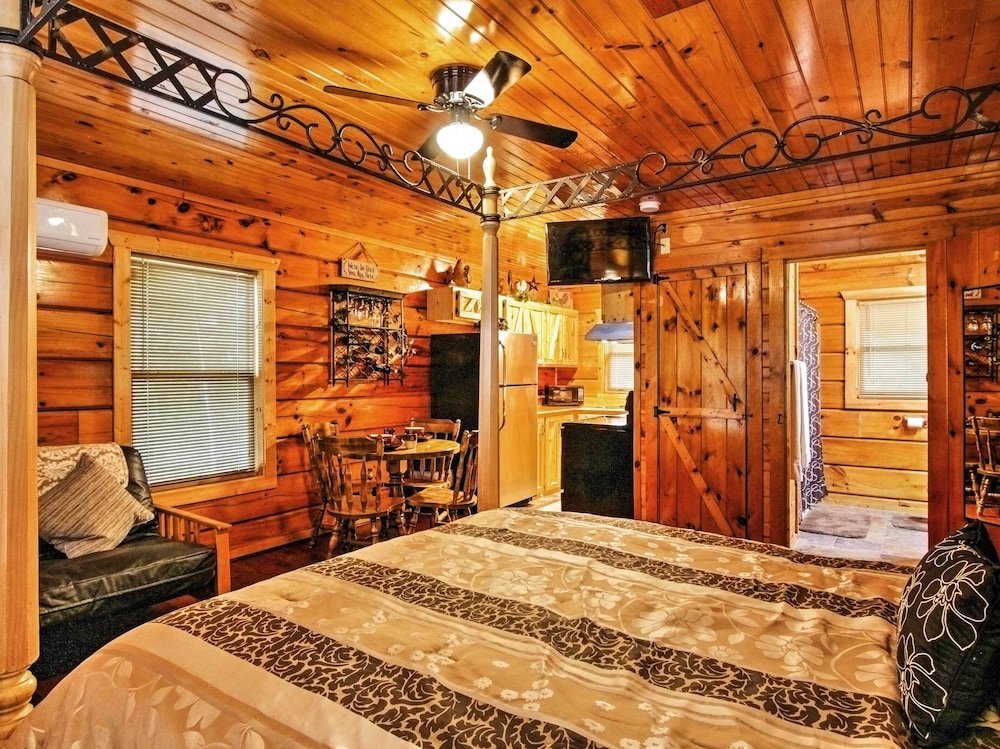 Log Cabin Studio In Sevierville W/ Deck & Hot Tub! - Townsend, TN