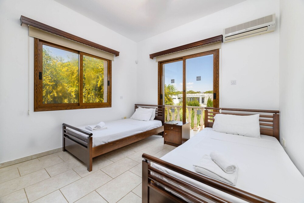 Een Mooie Villa Met 4 Slaapkamers Met Gedeeltelijk Uitzicht Op Zee, Gelegen In Ayia Napa. - Nissi Beach