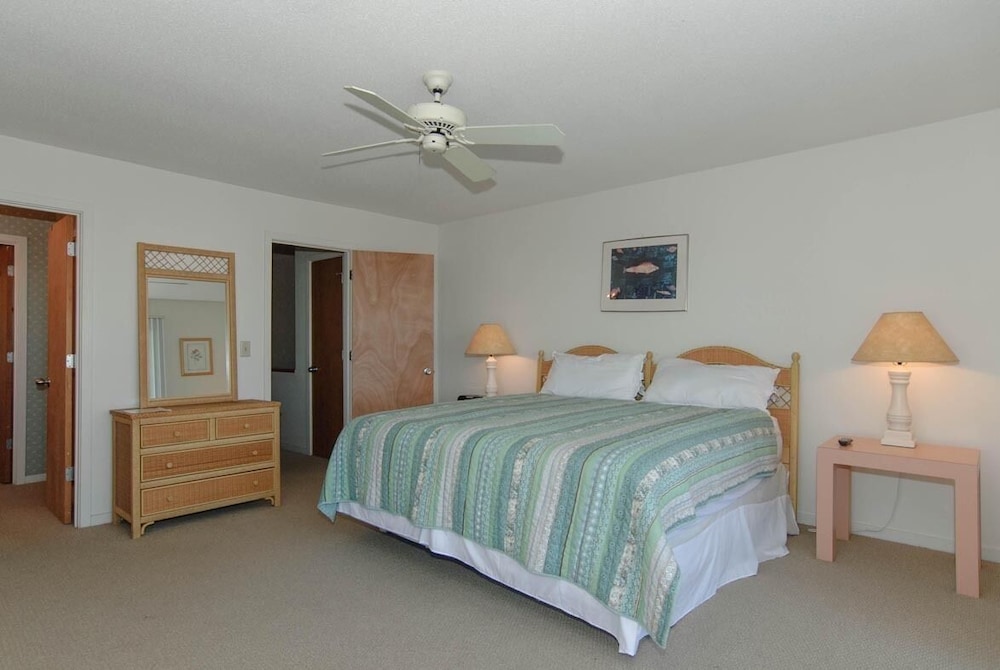 White: Enjoy A Relaxing Vacation At This Oceanside Townhouse - Wrightsville Beach, NC