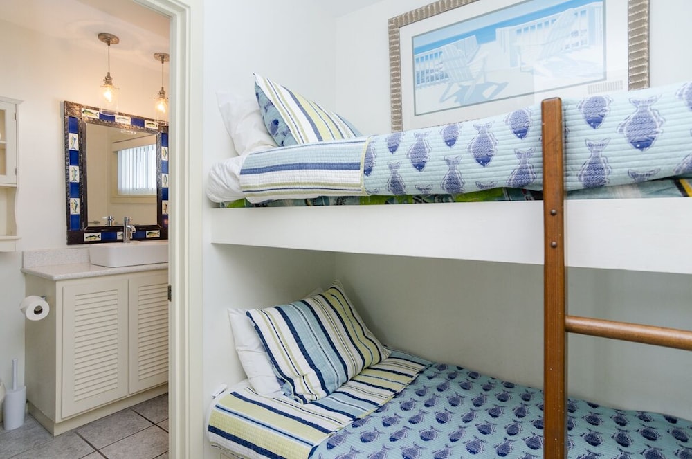 Shearin: Nightly Rentals At An Oceanside Condo Close To Johnnie Mercers Pier - Wrightsville Beach, NC
