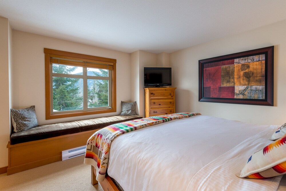 Ski In/out, Stunning Mountain Views, Private Hot Tub, Managed By Aloha Whistler - 威士拿