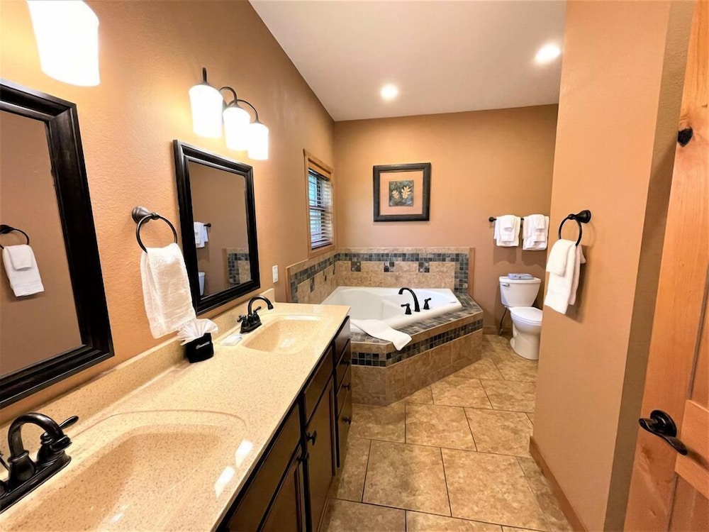 Dells Paradise Pines @ Spring Brook Resort | Luxury Six Bedroom On Golf Course - Wisconsin Dells, WI