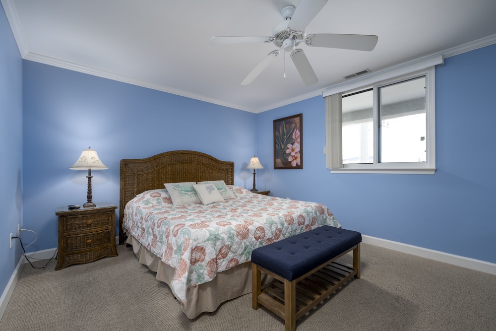 Tastefully Decorated 2 Bedroom Ocean Block Condo With Outdoor Pool.  Convenient To The Beach, Shops And Restaurants. - Ocean City, MD