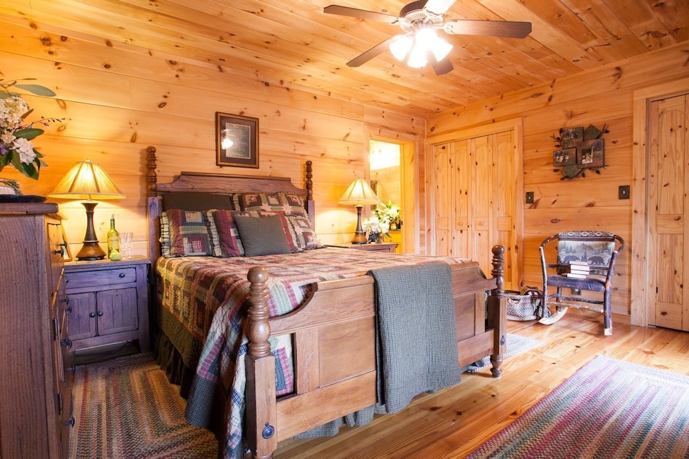 Blue Bear Cabin | Hot Tub | 3 Br Avl Area | Mountain Views | Gas Fireplace - Lake Lure, NC