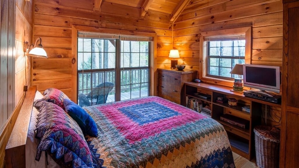 Nearly Eden | Log Cabin With Hot Tub & Mountain Views 10 Min. From Town! - Black Mountain, NC