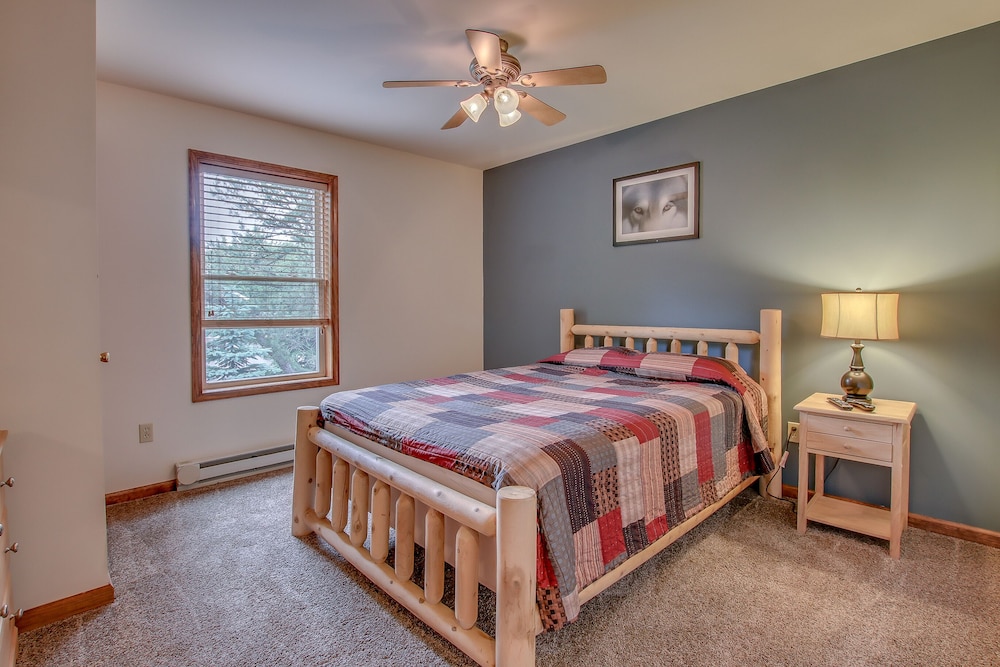 "Great Wolf" Walk To H20 Water Park, Covered Porch, Hot Tub, Pool Table, Wifi - Lake Harmony, PA