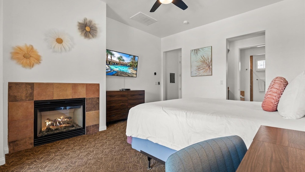 An Upstairs Legacy Villas Studio With A King Bed, Balcony And Mountain Views! - Joshua Tree National Park
