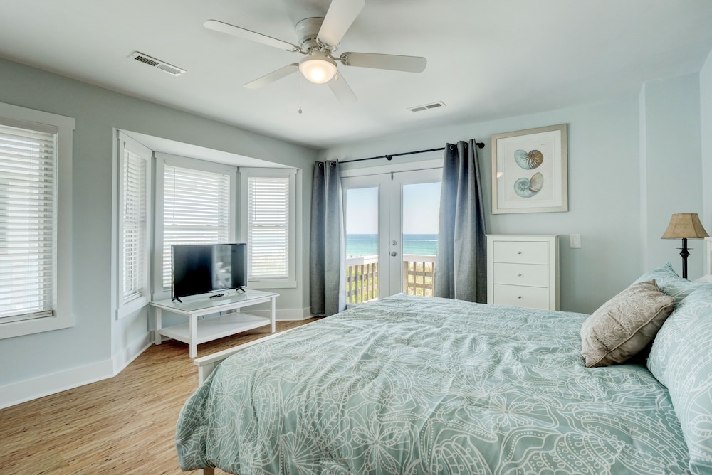 Laing - Large Oceanfront Beach House With 2 Kitchens And Living Rooms - Wrightsville Beach, NC