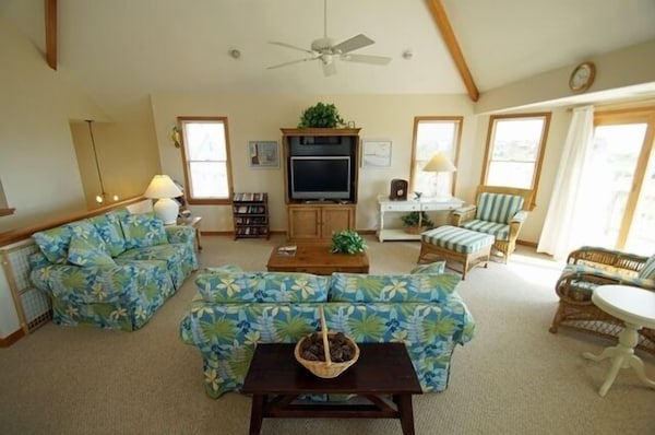 Wow! 5 Br (2 Masters), Hot Tub, Ocean Views & Comm Pool. A Beauty Of A Home! - Nags Head, NC