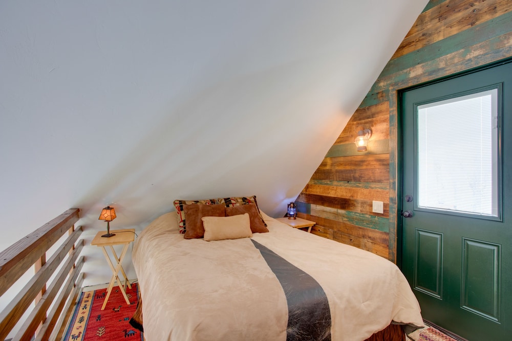 Colorful Cabin W/ Teepee, Fire Pits & Mtn Views! - Colorado