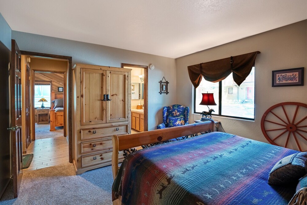 Modern Mountain Lodge, 4bed  4bath Cabin Chic, Close To Slopes, Pet Friendly - Mammoth Lakes, CA