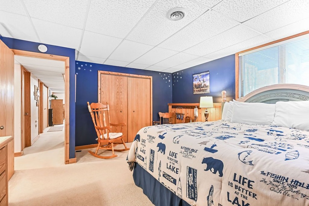 Une Maison De Vacances Confortable Et Spacieuse Avec Une Superbe Plate-forme Enveloppante Dans Un Cadre Boisé Et Boisé - Michigan