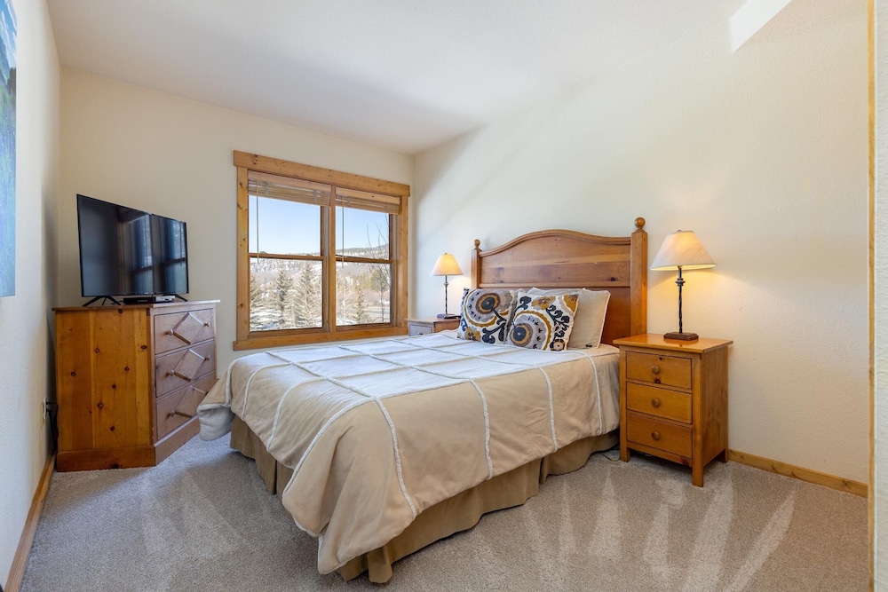 Slopeside Views/walk To Lifts/hot Tub Access/private Patio With Grill - Keystone, CO