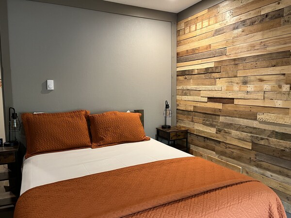 Riverside Hotel Room With Split-king Bed - Silverton, CO