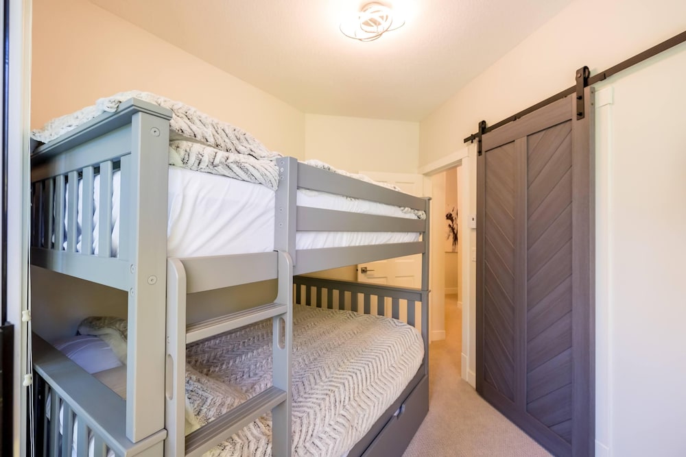 Vistas Panorámicas Desde Esta Hermosa Propiedad De 2 Dormitorios - ¡Ubicación En El Pueblo! - Whistler