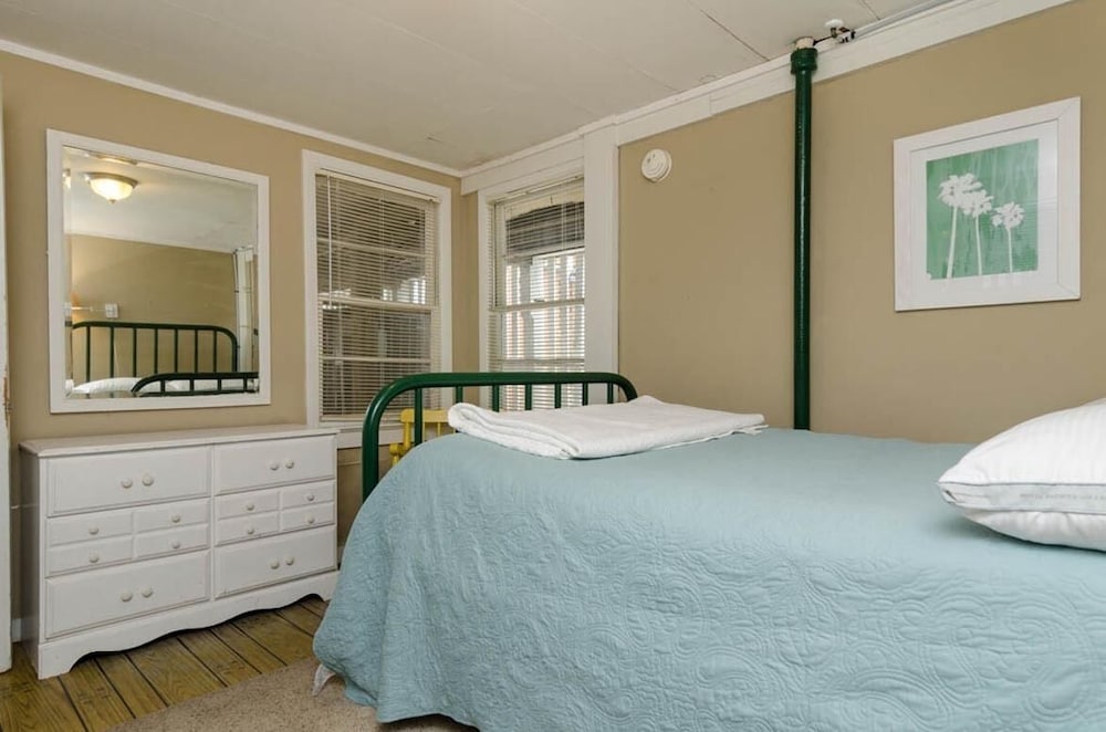 Lee: Classic Oceanside Beach Cottage, With A Separate Mother In Law Suite - Wrightsville Beach, NC