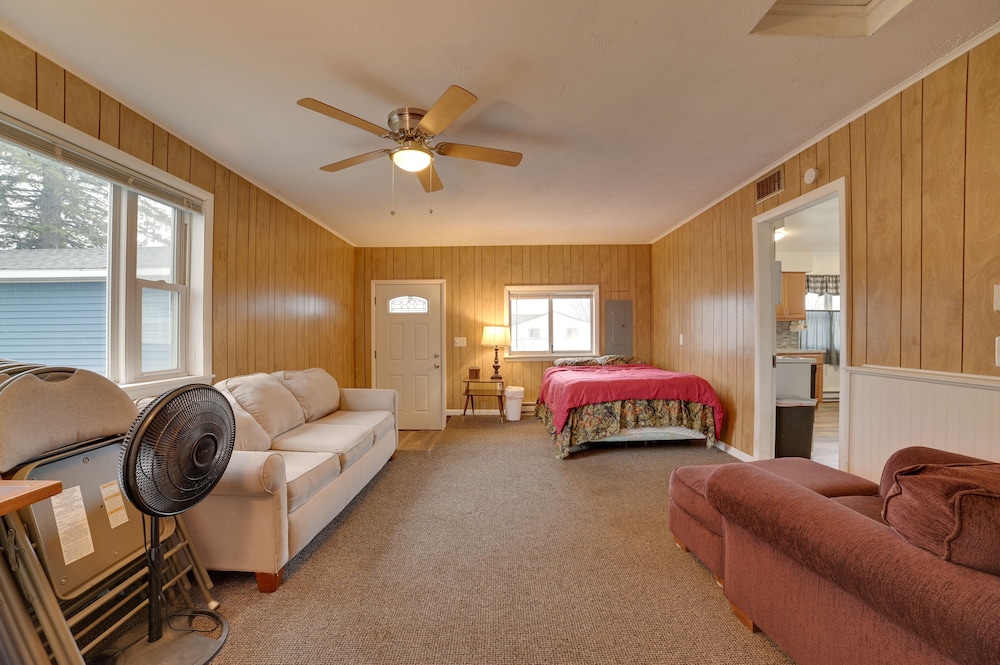 Cozy Houghton Lake Heights Cottage W/ Private Yard - Houghton Lake, MI