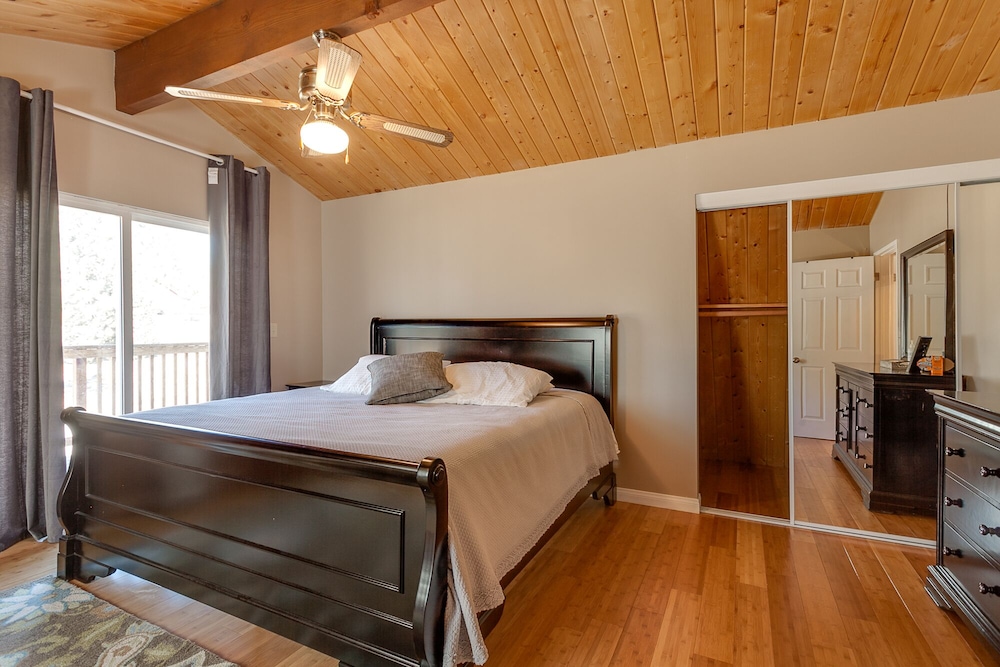 Five Pines - Beautifully Remodeled Gambrel Cabin With Hot Tub And Fenced Yard! - Big Bear, CA