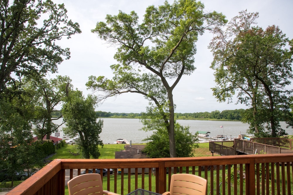 Beautiful Spacious Escape On The Chain O'lakes - Moraine Hills State Park, McHenry