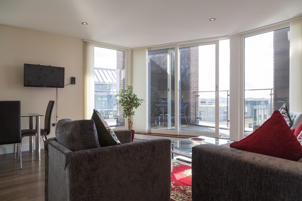 Exquisite, Modern Station Penthouse With Balcony, Parking & 2 Mins From Station - Cambridge