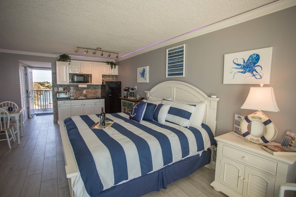 Unit 413 - Picture Perfect 4th Floor Beachfront Stateroom. Elegant Accommodations. Incredible View. - Treasure Island, FL