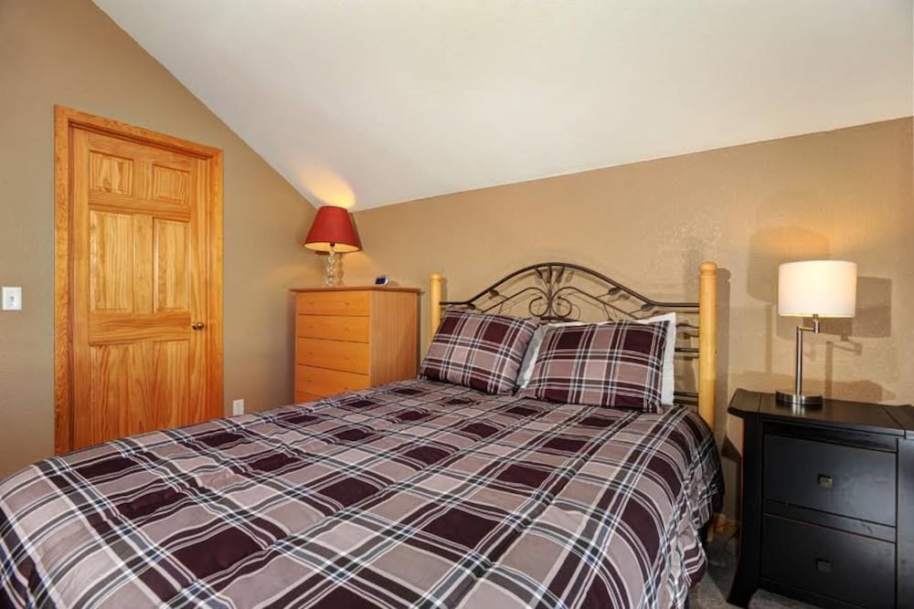 Exceptional Mountain And Lake Views. Relax In The Pool And Hot Tubs After A Day Of Skiing Or Hiking! - Silverthorne, CO