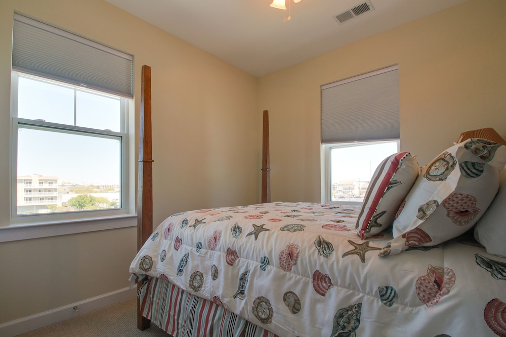 Charming Townhouse With Shared Pool & Stunning Bay Views - Ocean City, MD