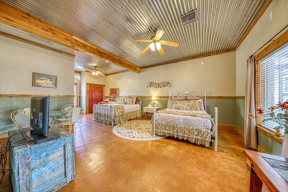 Five Dog-friendly Suites Near Tasting Rooms & Hwy 290 Wine Trail - Luckenbach, TX