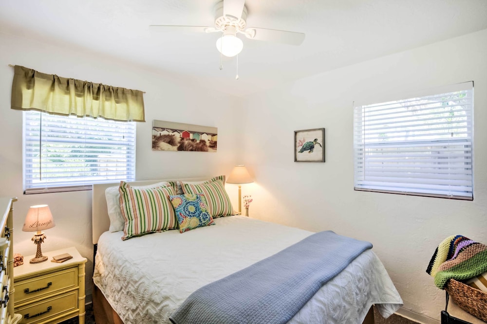 Cozy NSB Abode with BBQ & Fire Pit - Walk to Beach! - Ponce Inlet, FL